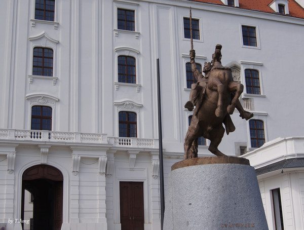 브라티슬라바성 앞 스바토플룩 1세 기마상