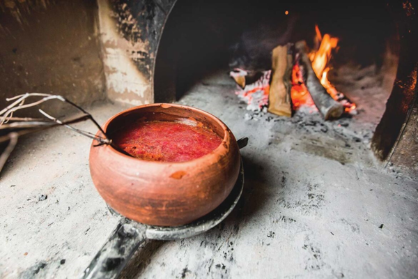 보르시, 키이우에 위치한 예브헨 클로포텐코 레스토랑 The borshch that is served at chef Yevhen Klopotenko’s Kyiv restaurant