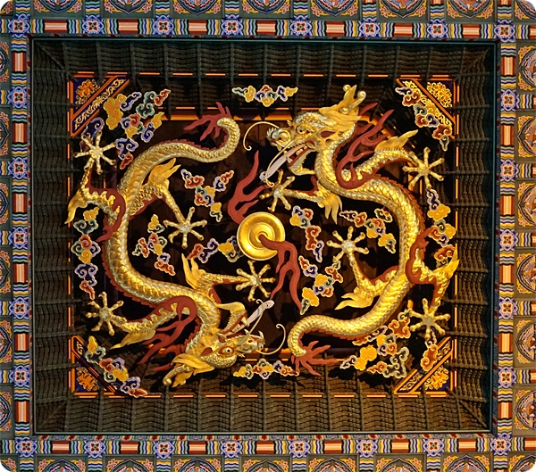 그림 1. 경복궁의 정전 근정전의 칠조룡. 1394~1396 y. 서울