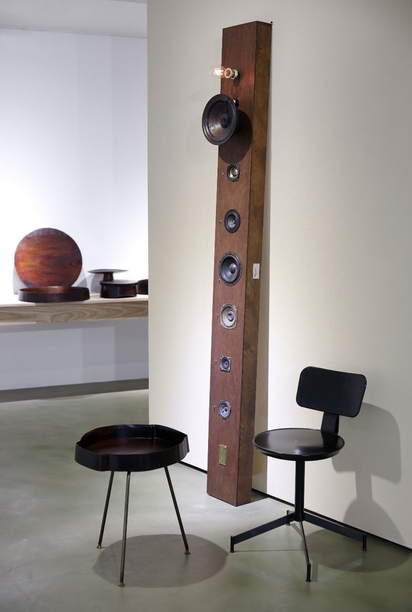 벽의 기댄 스피커도 여러 크기의 보름달 형상을 재해석한 것인데, 각각의 스피커 크기에 따라 음색도 다르다. 