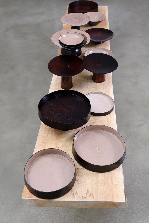 인류에게 가장 친숙한 달을 해석한 한결의 옻칠 작품은 특별히 제작된 스피커와 흥미로운 조화를 이룬다. 특히 전자파를 흡수하는 옻칠의 특성을 살린 점이 주목된다.