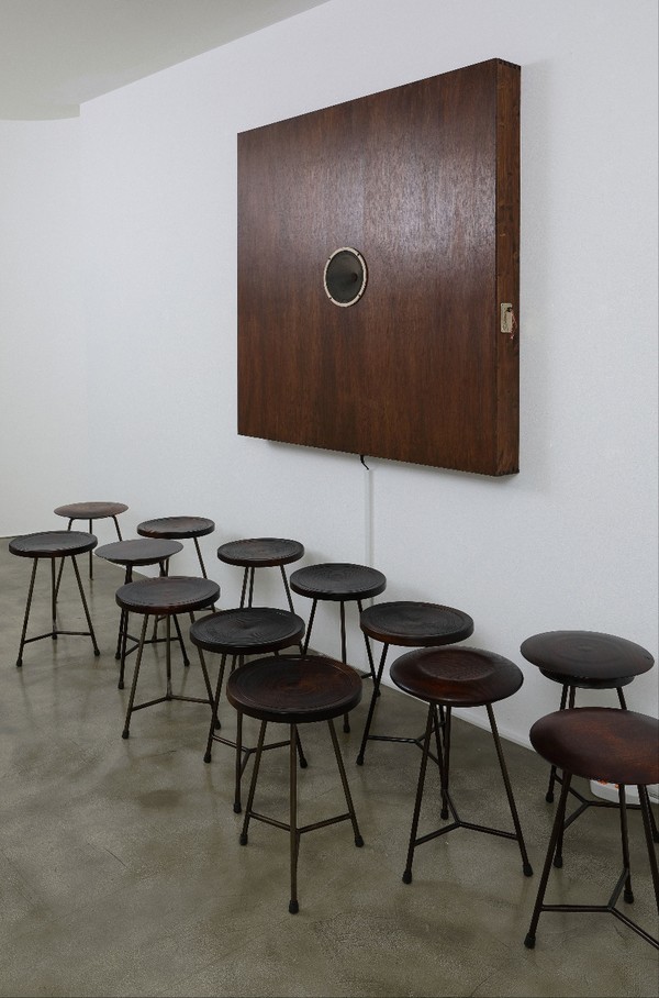 인류에게 가장 친숙한 달을 해석한 한결의 옻칠 작품은 특별히 제작된 스피커와 흥미로운 조화를 이룬다. 특히 전자파를 흡수하는 옻칠의 특성을 살린 점이 주목된다.