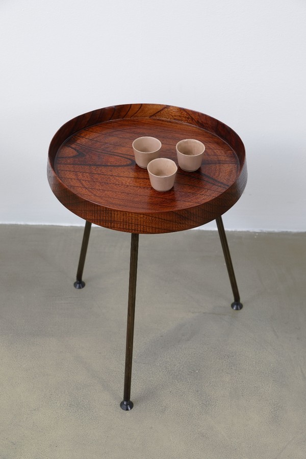 모든 옻칠 작품 혹은 소품은 이음새 없이 잘 건조된 통나무를 깎아 만들고, 20번 이상 옻을 칠하고 200도 온도에 구워내길 수십 번 반복해서 한결 작가 특유의 '유기농 옻칠' 작품을 제작한다.