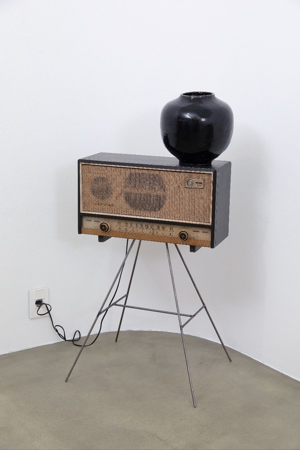 한결 '낮에 뜬 달' 개인전 전경