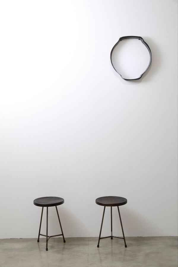 한결의 개인전 ‘낮에 뜬 달’에는 의자나, 여러 소품으로 달을 해석한 작품들이 선보였다.