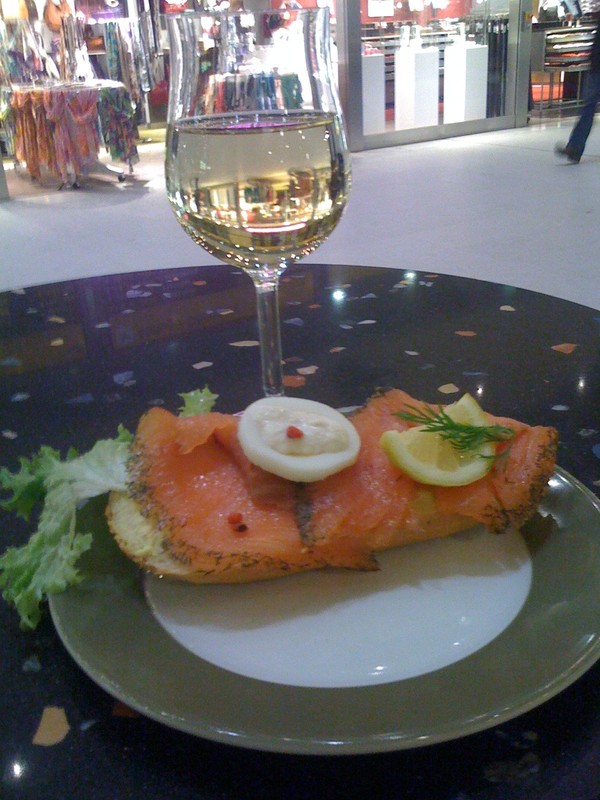 A glass of Sancerre wine paired with salmon fillets. Photo credits CC BY-SA 2.0 www.wikipedia.org