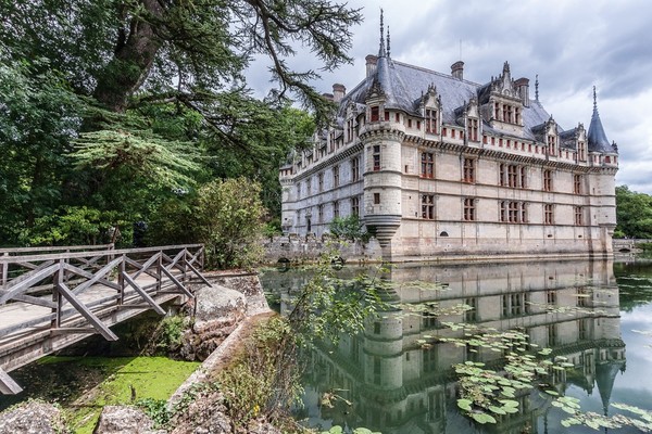 The fairytale Chateau d’Azay-Le-Rideau, built between 1518 and 1527 on an island in the middle of Indre, a tributary river to the Loire. Region of Centre-Val de Loire, France. Credits Jean-Christophe Benoist CC BY 3.0 www.wik
