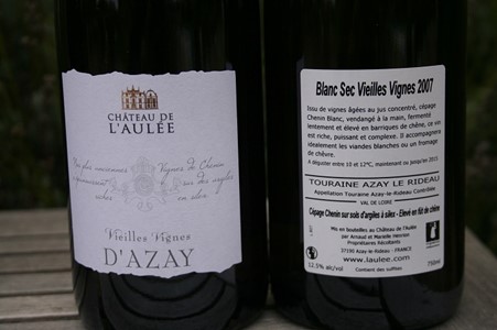 Wines from the vineyards nearby Chateau d’Azay-Le-Rideau. Touraine AOC wine area. Centre-Val de Loire, France. Credits www.loirevalleywinetour.com