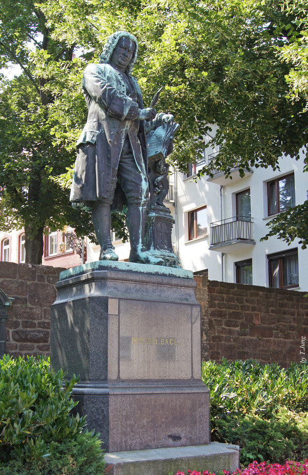 프라우엔플란 광장의 바흐 동상