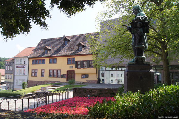 바흐 동상과 바흐하우스(황갈색 건물)