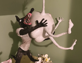 나탈리 뒤버그 & 한스 버그 Wolf and Moon, 금속, 실리콘, 폴리머 클레이, 목재, 아크릴 페인트, 천, 스티로폼 72 x 52 x 66 cm 2023 © SONGEUN Art and Cultural Foundation and the Artist.All rights reserved. Courtesy of the artists, Lisson Gallery