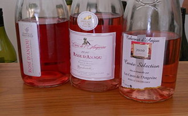 Rosé d’Anjou and Cabernet d’Anjou wines. Anjou wine region. Pays de la Loire, France. Credits: CC BY 2.0 www.wikipedia.org
