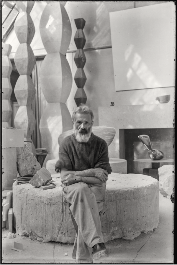 브랑쿠시 아뜰리에 © Succession Brancusi - All rights reserved (Adagp, Paris, 2024) - Collection Centre Pompidou, Paris, Musée national d’art moderne – Centre de création industrielle - Crédit photographique : © Centre Pompidou, MNAM-CCI/Dist. RMN-GP