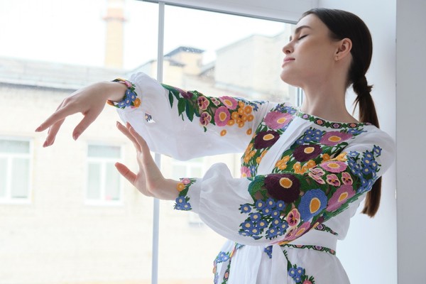 꽃무늬 자수의 Polonets 드레스