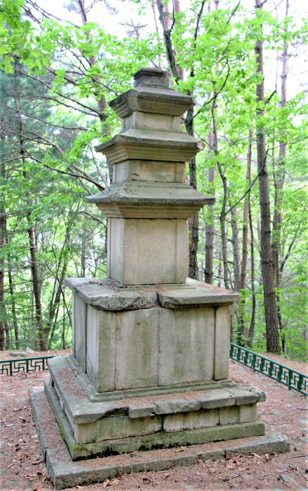 백담사의 성보 _encykorea-인제 한계사지 북삼층석탑 정측면