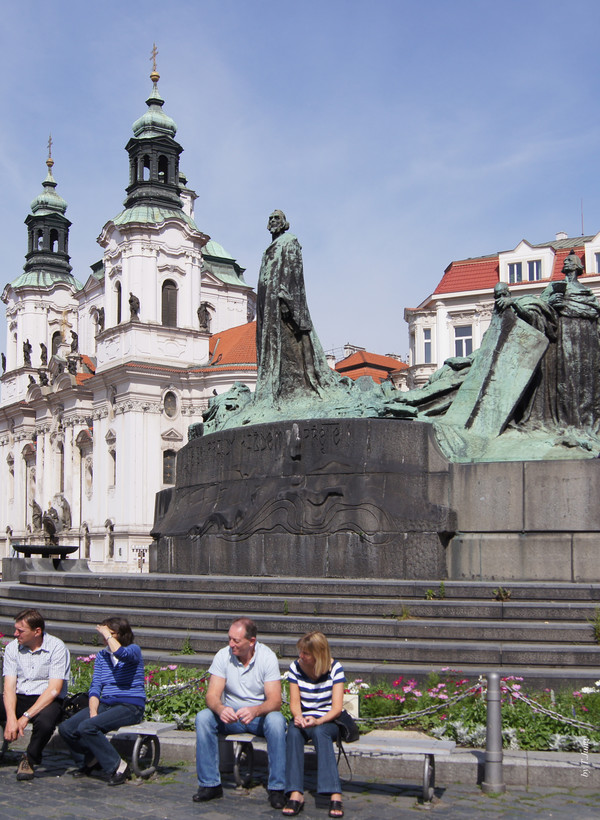 얀 후스 기념상과 미쿨라슈 성당