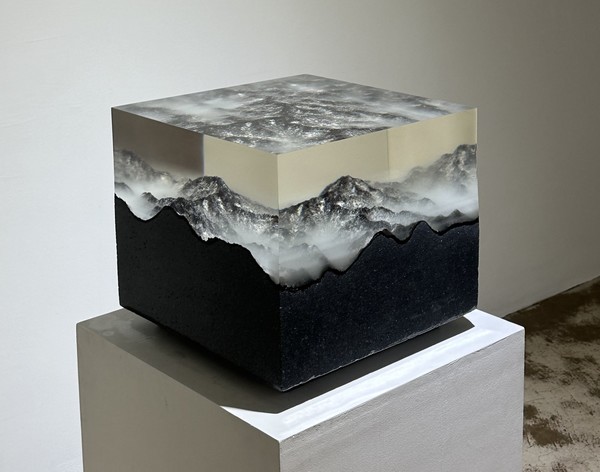 전아현, 지리산 40-40-35, 2024, 콘크리트에 레진과 안료, 35(h)x40x40cm