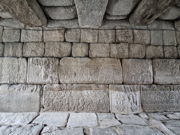 방통교에 놓인 정릉 병풍석