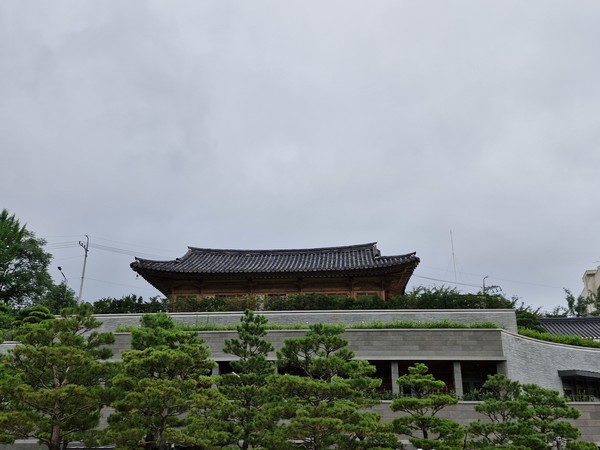 약사전과 무량수전, 종무소 등이 있는 건물