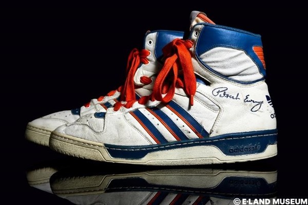 3관(스페셜관) 위대한 농구선수 75인 전(Basketball : The Greatest Players 75) : Photo ⓒE-LAND MUSEUM 패트릭 유잉이 사인한 NBA 루키 시즌 실착 스니커(1985-86, 뉴욕닉스)