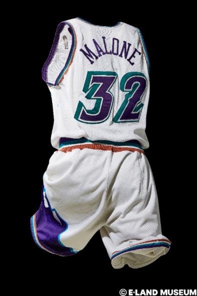 3관(스페셜관) 위대한 농구선수 75인 전(Basketball : The Greatest Players 75) : Photo ⓒE-LAND MUSEUM 통산 득점 3위 칼 말론의 1997-98 시즌 실착 유타 재즈 유니폼