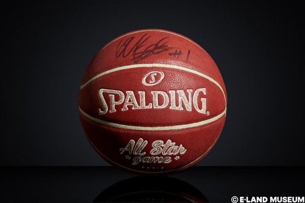 3관(스페셜관) 위대한 농구선수 75인 전(Basketball : The Greatest Players 75) : Photo ⓒE-LAND MUSEUM 빅토르 웸반야마 서명의 2022 LNB 올스타 Game-Used 볼