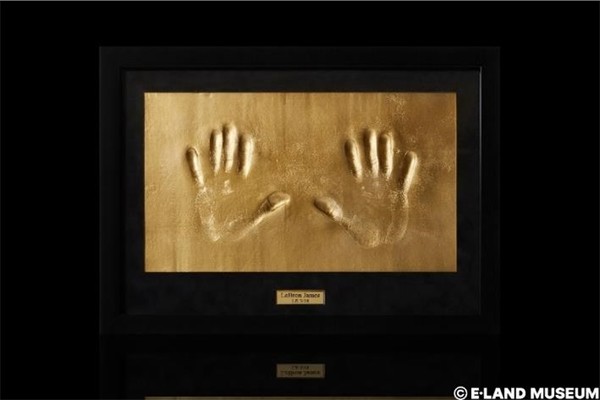 3관(스페셜관) 위대한 농구선수 75인 전(Basketball : The Greatest Players 75) : Photo ⓒE-LAND MUSEUM 르브론 제임스 손 길이 235mm의 핸드 몰드