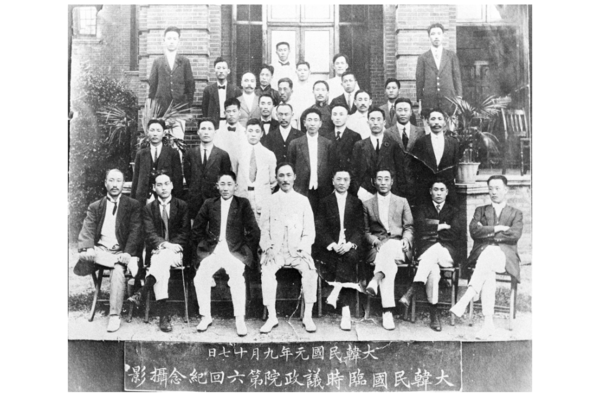 통합 임시정부를 출범시킨 새 임시헌법을 제정한 임시의정원 제6회 회의를 마치고(1919. 9. 6.)