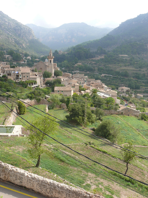 쇼팽과 상드가 머물던 수도원 방에서 본 발데모사 풍경