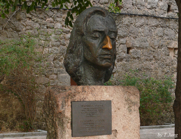 수도원 입구에 세워진 쇼팽의 두상
