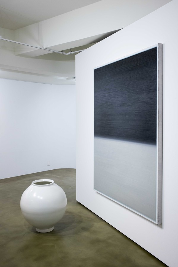 호리아트스페이스에서 진행되는 '도자이상-강민수 박성민 2인전'에서 두 작가의 작품이 색다른 조화를 보여준다.