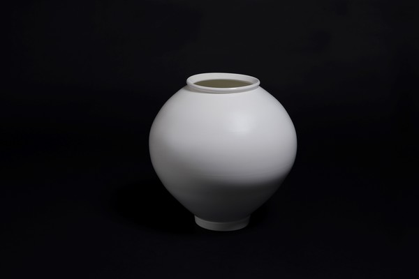강민수, 달항아리, 2023, White Porcelain jar, 46×45×17.2cm
