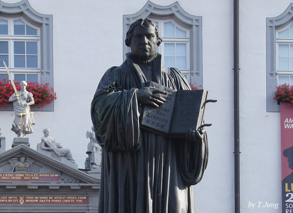시청사 앞 마르틴 루터의 동상