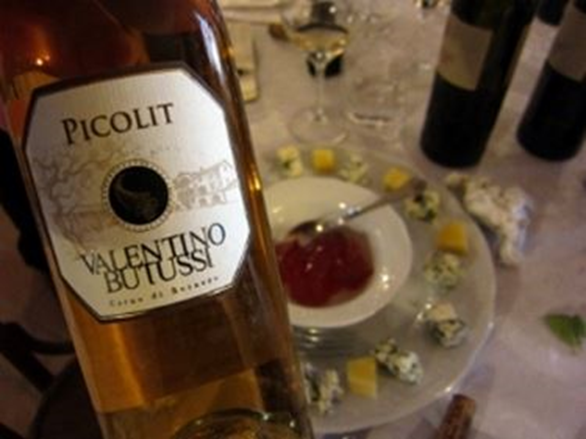 Picolit DOCG wine paired with blue cheeses. Credits: www.vinook.it
