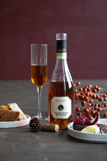 Picolit wine from Valentino Butussi winery paired with cakes and bread. Friuli-Venezia Giulia. Italy. Credits: www.laurariolfatto.com