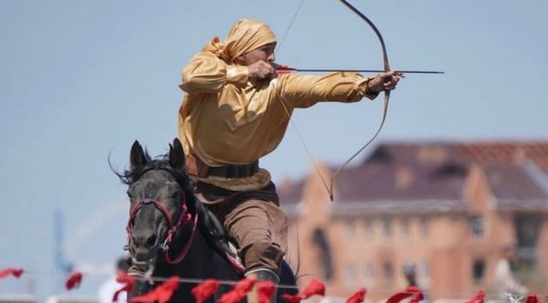 말을 타고 활쏘기(Zhamby atu) 경기 장면