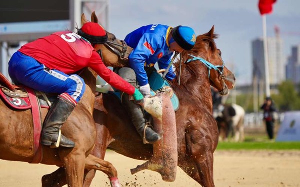 코크파르(Kokpar, 염소 끌기) 경기 장면