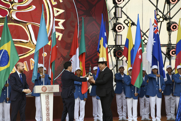 대회의 상징인 전통 가죽 용기 토르식을 전달하는 모습