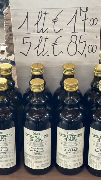 Extra virgin olive oil at the Cure market in Florence