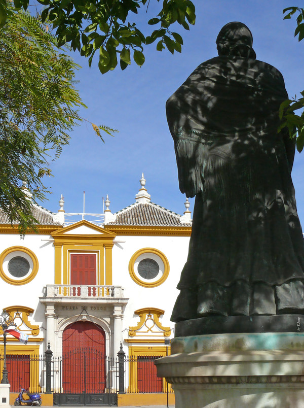 투우장 ‘라 마에스트란사’를 마주보는 카르멘 동상
