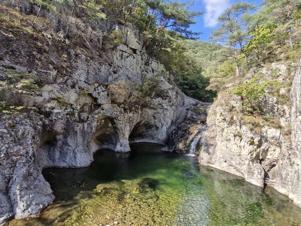 용연폭포와 하식동굴