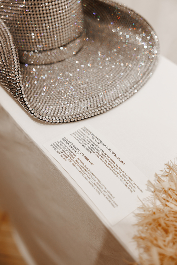 크리스탈로 만든 카우보이 모자 작품