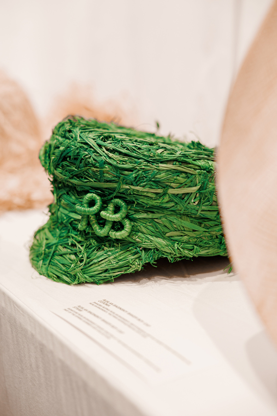 우크라이나 전통기법과 자연소재로 만든 작품