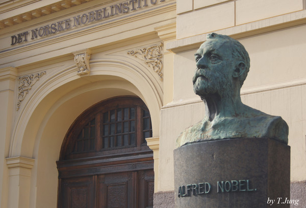 노벨 위원회 건물 입구의 노벨 흉상