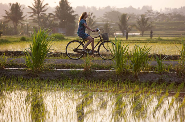 영화 ‘먹고 기도하고 사랑하라’에서 30대 전업작가 리즈는 진짜 자기를 찾기 위해 여행을 떠나 발리 우붓에서 치유를 경험한다. (사진_영화 ‘먹고 기도하고 사랑하라’ 스틸컷)