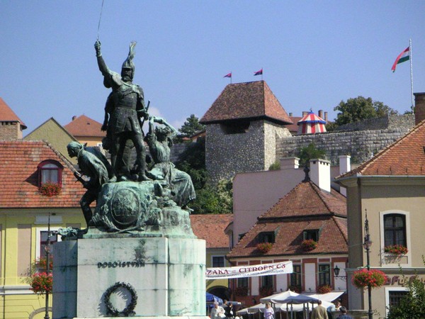 A view of the town of Eger with the statue of István Dobó and the medieval castle in the background. Credits: CC BY-SA 3.0 www.wikipedia.org