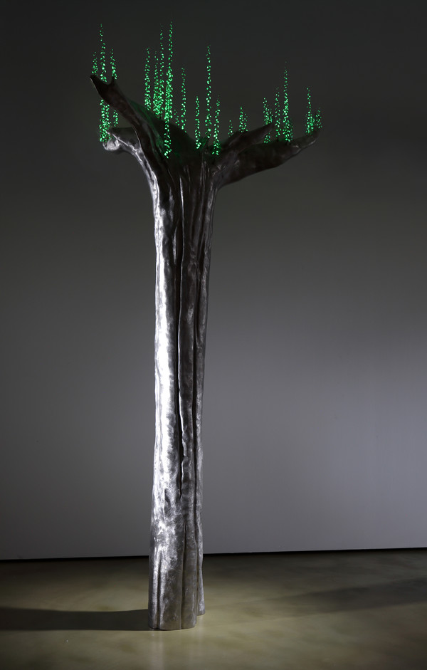 송필, 오늘 이전의 오늘1, 2024, 브론즈와 스테인레스 스틸에 야광안료, 123x80x270cm