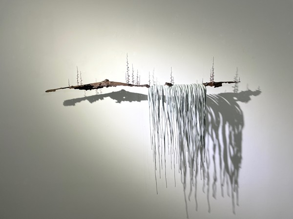 송필, 캐스캐이드 봄, 2024, 브론즈와 스테인레스 스틸에 야광안료, 152x17x110cm