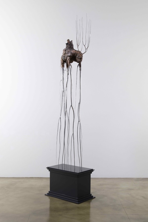 송필, 서성이다, 2024, 브론즈와 스테인레스 스틸에 야광안료, 26x45x169cm