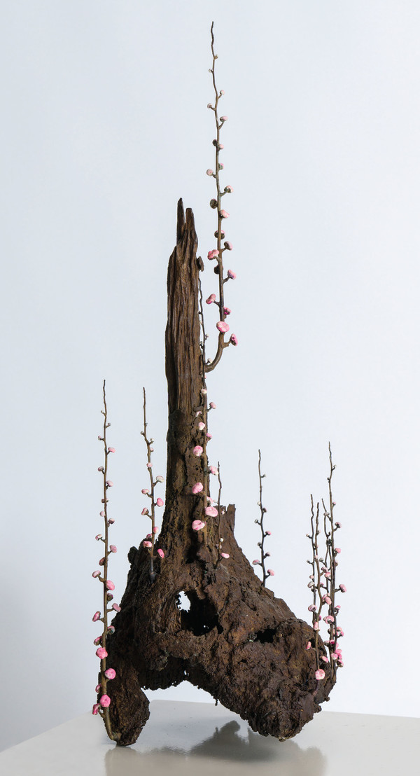 송필, 시간의 껍질, 2024, 브론즈와 스테인레스 스틸에 야광안료, 23x21x56cm